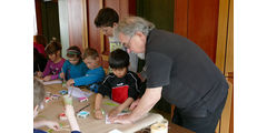 Vorschulkinder in der „Galerie“ von Stadtpfarrer Kowal (Foto: Karl-Franz Thiede)